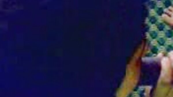 காமம் நிறைந்த இளம் அழகி அனிதா பெல்லினி கடினமான பழைய டிக் மீது காட்டுக்குச் செல்கிறார்