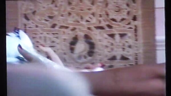 அழகான ஜப்பானிய பியானோ கலைஞரான நருமி அயாஸ் உணர்ச்சியுடன் சுயஇன்பம் செய்கிறார்