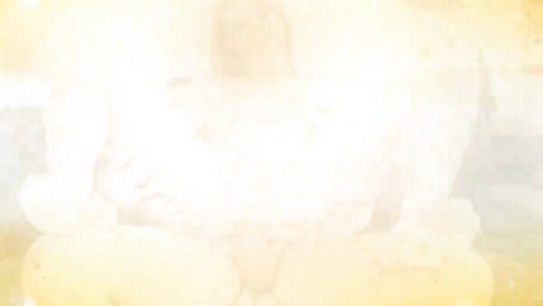 ஸ்லூட்டி பொன்னிறமான கோட் பெண் சேடி, தன் பாவாடையை மேலே இழுத்து ஈரமான புழையை நக்குகிறாள்