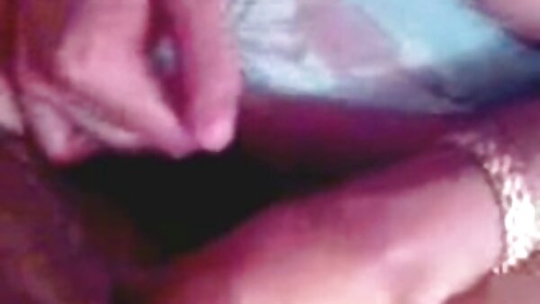சிவப்பு முடி கொண்ட குழந்தை பவுலா ஷை, குழாயை உறிஞ்சி, அதிகாலையில் சவாரி செய்கிறாள்