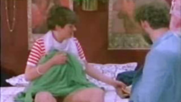 ஹீல்ஸ் அணிந்த லிஸ்ஸம் கவர்ச்சியான பெண், கிஸ்ஸியை பேஸ்பால் மட்டையால் கேலி செய்கிறார்