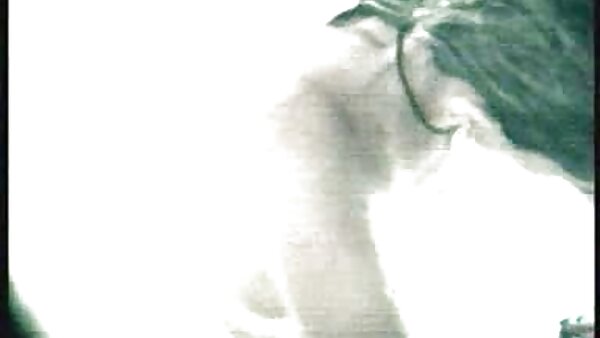 அற்புதமான நேரான கூந்தல் கொண்ட அழகி டிக் அடித்து, அவளது கரடுமுரடானது